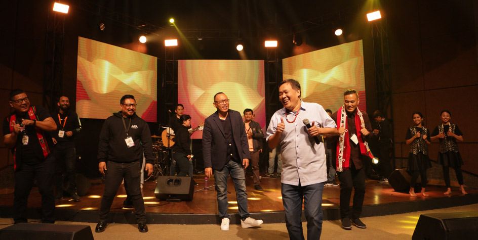 A_Global_Community_New